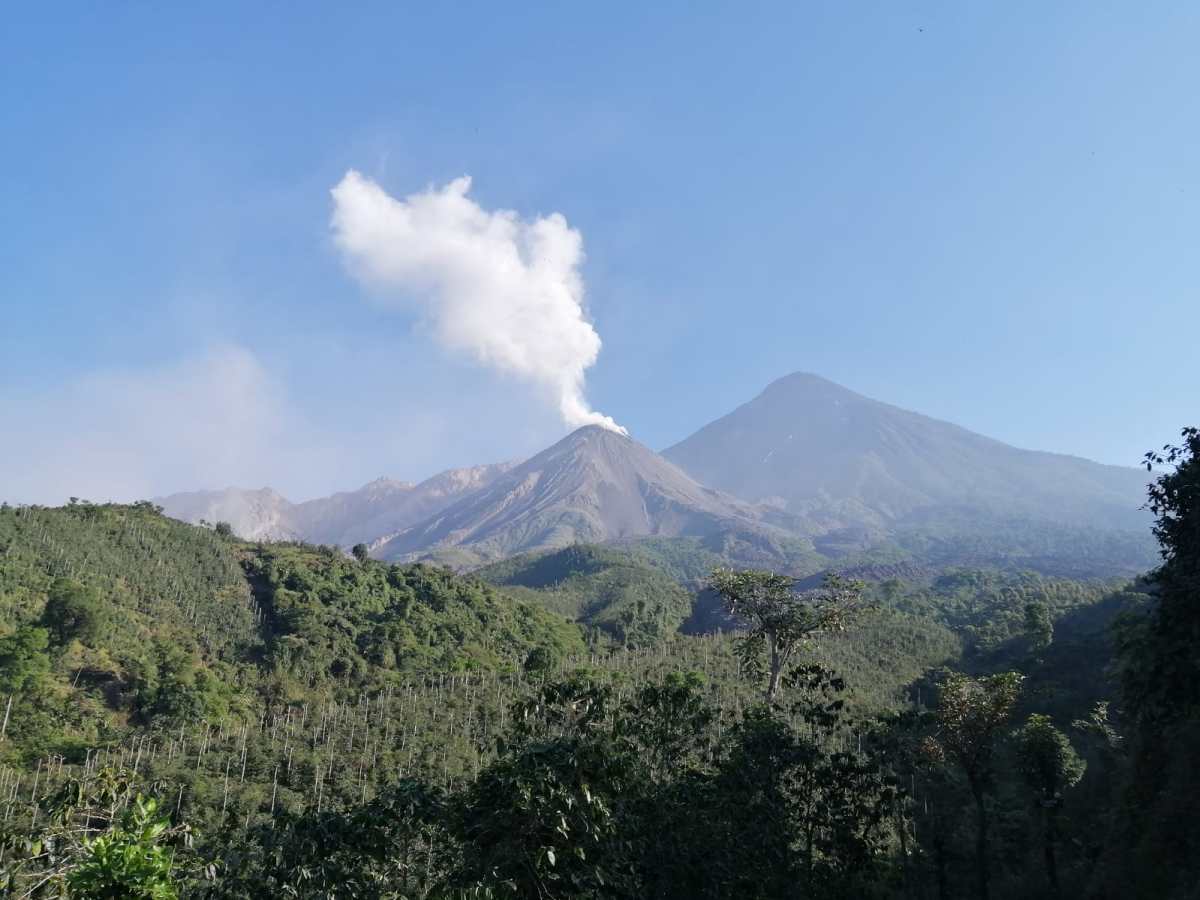 Volcán Santiaguito mantiene actividad alta y expulsa flujo de lava que produce avalanchas