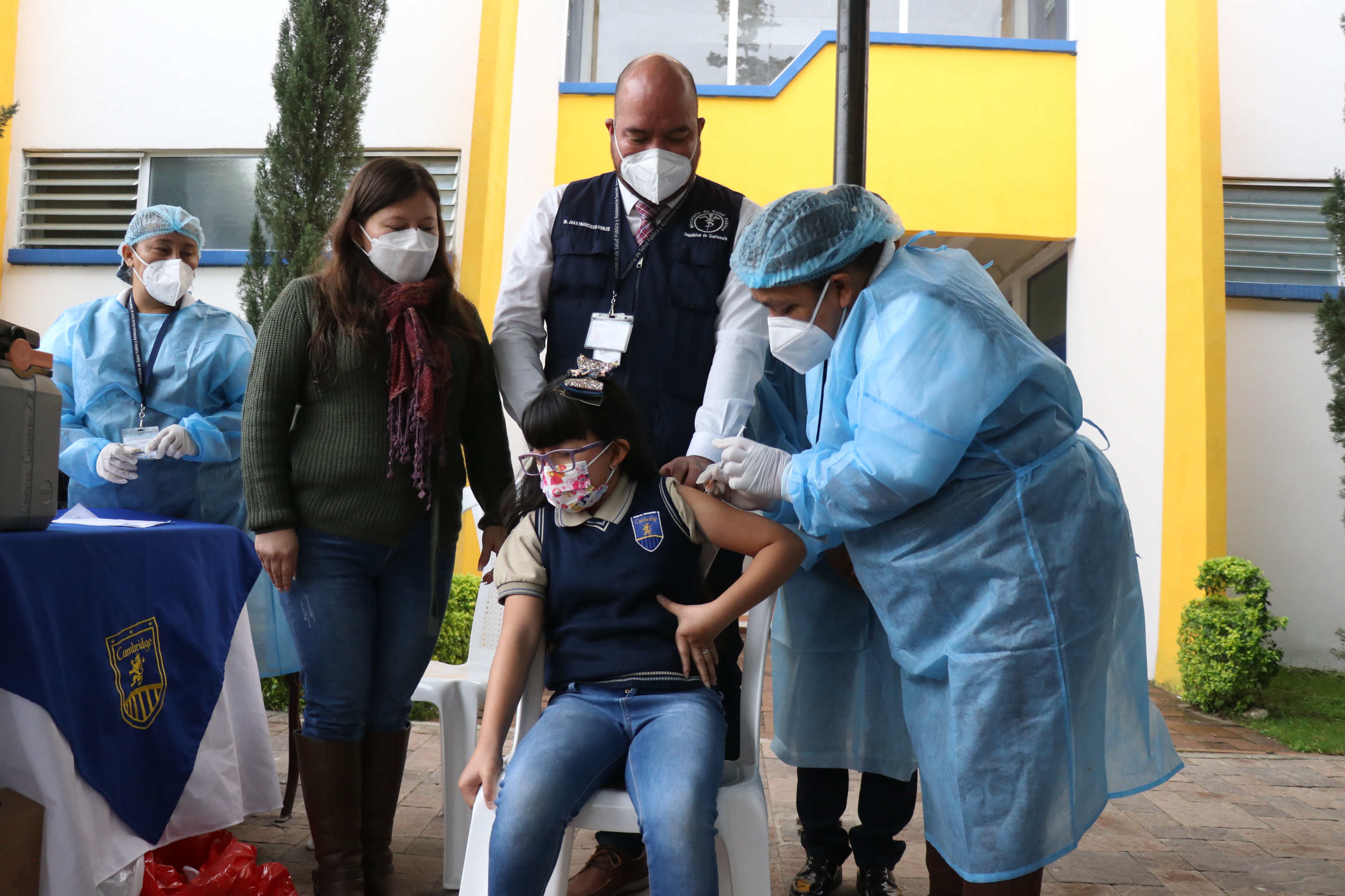 La vacunación para niños de 6 a11 años comenzó en Huehuetenango este 11 de marzo, aunque el Ministerio de Salud dice que no está autorizada. (Foto Prensa Libre: Mike Castillo)