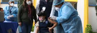 La vacunación para niños de 6 a11 años comenzó en Huehuetenango este 11 de marzo, aunque el Ministerio de Salud dice que no está autorizada. (Foto Prensa Libre: Mike Castillo)