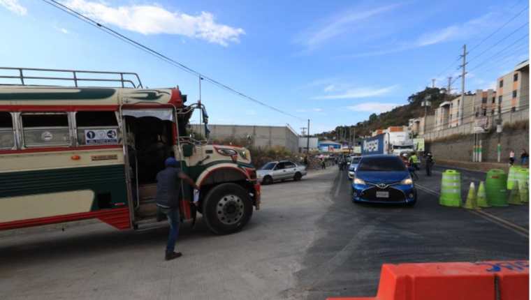 El desvío del tránsito causó atascos vehiculares y confusión entre pilotos. (Foto Prensa Libre: María José Bonilla)