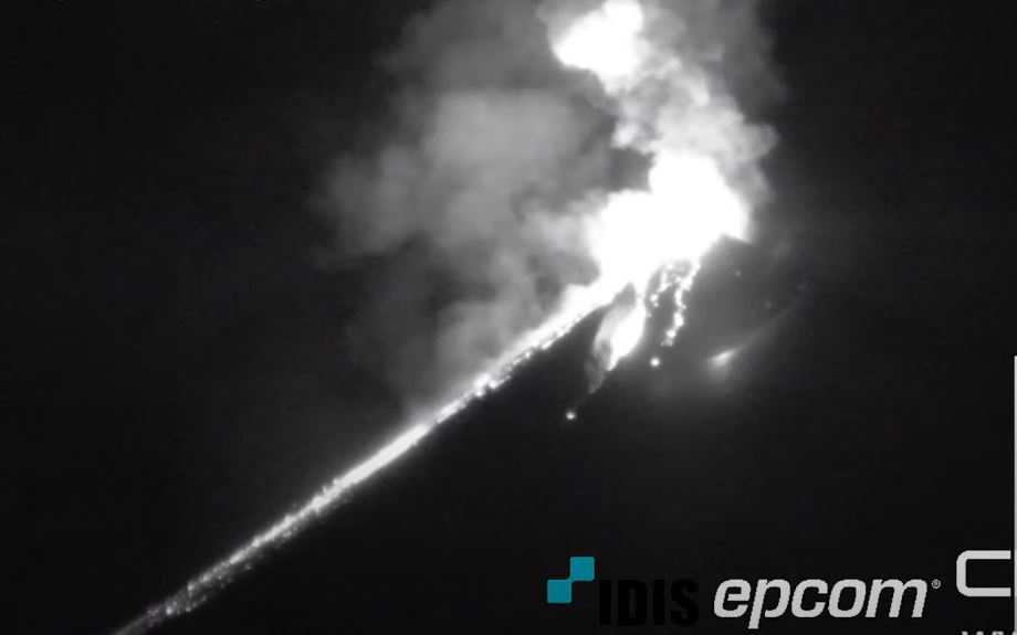 Volcán de Fuego aumentó su actividad eruptiva la noche del domingo y madrugada de este lunes 7 de marzo de 2022. (Foto Prensa Libre: Video de YouTube cámara Crelosa) 