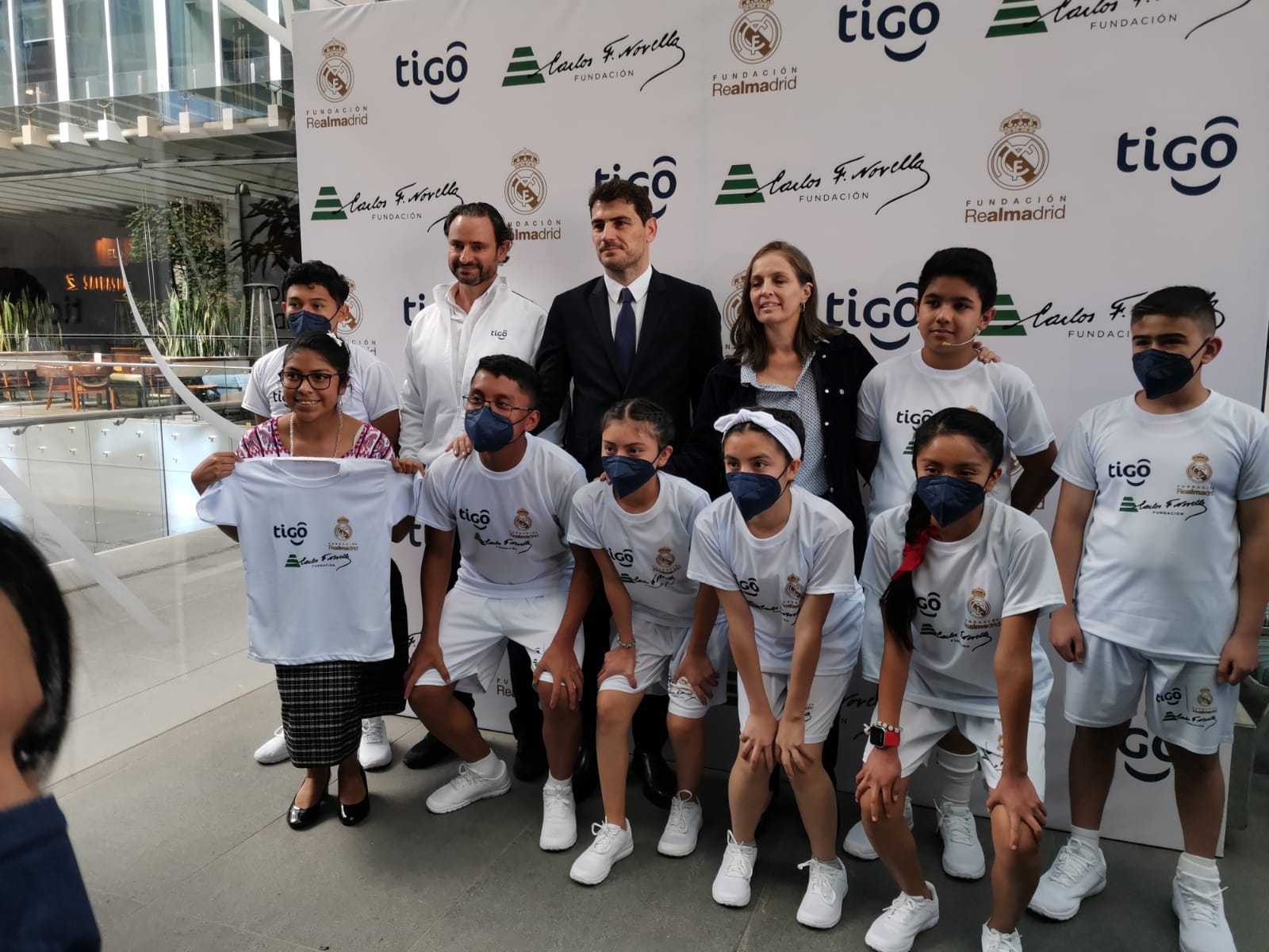 Iker Casillas participó en la alianza de Tigo con al Fundación del Real Madrid y la Fundación Carlos F. Novella. (Foto Prensa Libre: Jeniffer Gómez).