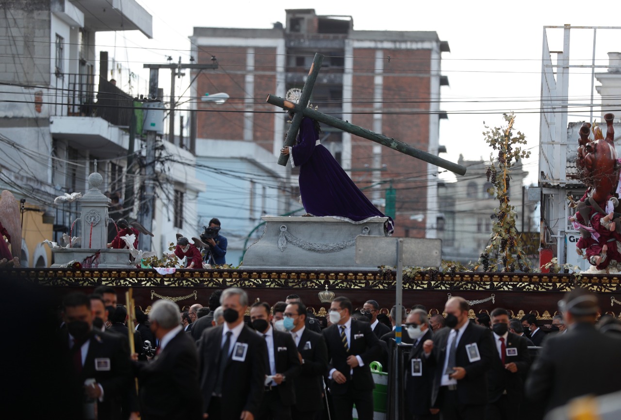 La procesión del primer jueves de cuaresma a su salida de la iglesia de San José en zona 1.  (Foto Prensa Libre: Esbin García)
