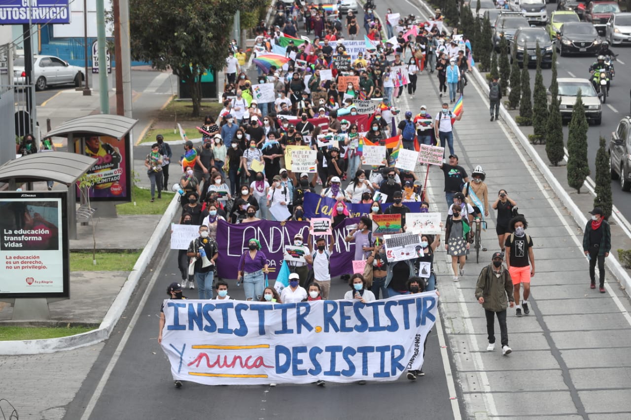 Caminata por decreto 18-2022: Jóvenes rechazan y recriminan al Congreso limitación de derechos
