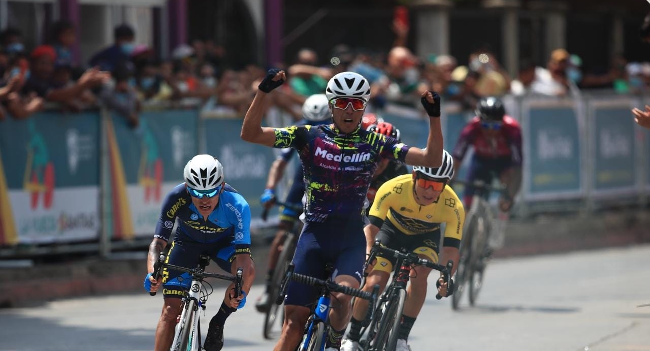Aldemar Reyes el Team Medellín, fue el ganador de la primera etapa de la Vuelta Bantrab.
(Foto: Carlos Hernández Prensa Libre).