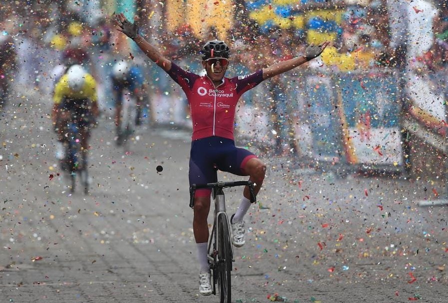 Bañado en confeti, Steven Haro, festejó su triunfo en Ciudad Vieja. (Foto: Carlos Hernández Prensa Libre).