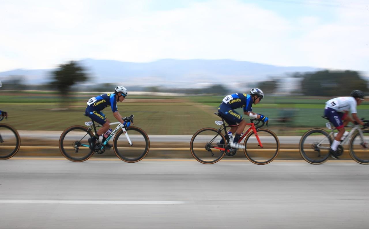 Da inicio la segunda etapa de la vuelta ciclística edición Bicentenario. (Foto Prensa Libre: Carlos Hernández)