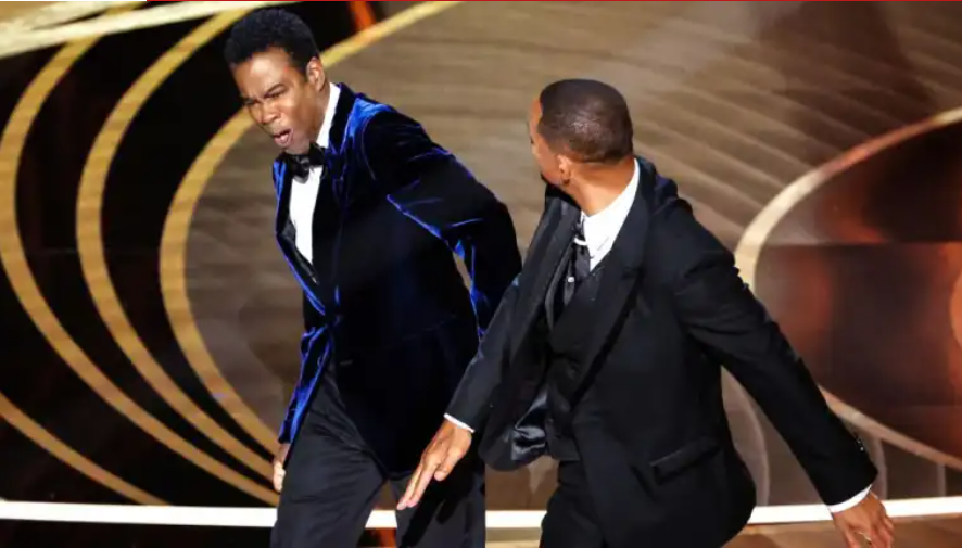 Will Smith y Chris Rock protagonizaron uno de los incidentes más polémicos en la historia de los Premios Óscar.(Foto Prensa Libre AFP)