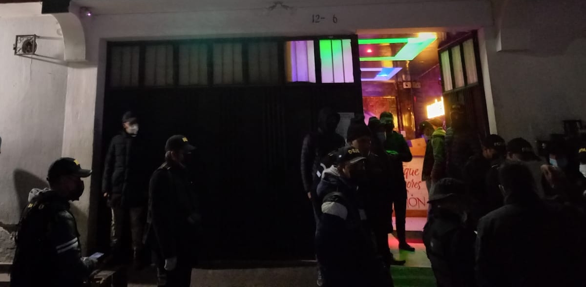 PNC irrumpe en centro nocturno de Xela: 60 personas consignadas seguían de fiesta a las 2 am