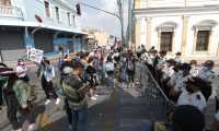 Integrantes de varias organizaciones protestan cerca del Congreso de Guatemala por la aprobación del Decreto 18-2022, Ley de Protección de la Vida y la Familia. (Foto Prensa Libre: Esbin García)