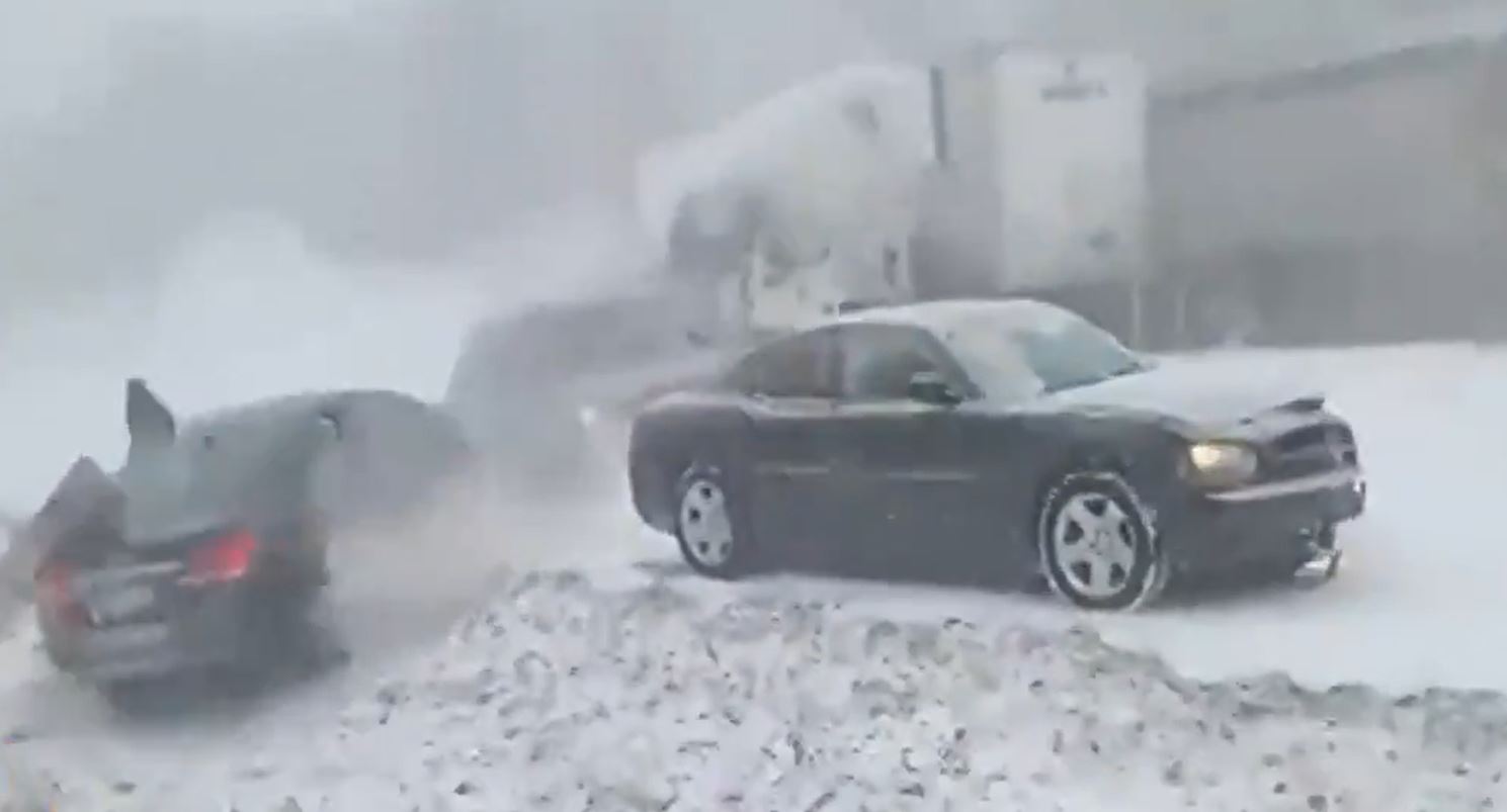 Sesenta carros se estrellaron la tarde del lunes en una carretera de Pennsylvania, Estados Unidos, debido a una tormenta de nieve. (Foto Prensa Libre: Captura de video)