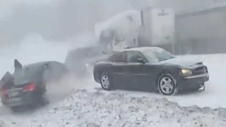 Sesenta carros se estrellaron la tarde del lunes en una carretera de Pennsylvania, Estados Unidos, debido a una tormenta de nieve. (Foto Prensa Libre: Captura de video)