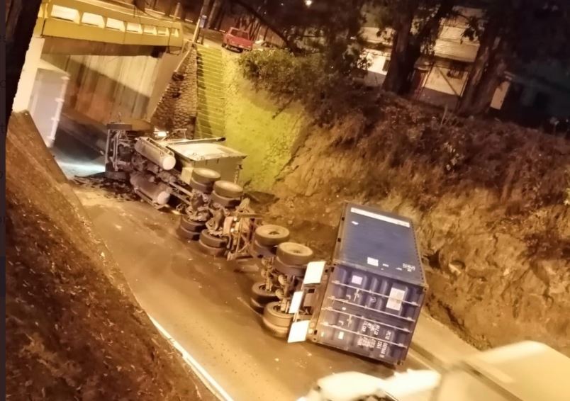 Un tráiler volcó debajo del puente La Ruedita en la zona 3 de la capital, ocasionando una fuerte carga vehicular en las rutas del Periférico y bulevar el Naranjo. (Foto Prensa Libre: @EmixtraPablo)