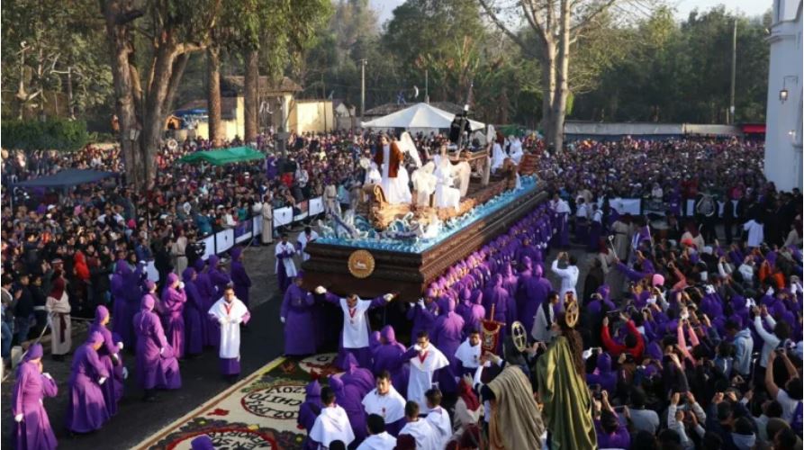 Las procesiones en Antigua Guatemala son uno de los atractivos turísticos que tiene el país. (Foto Prensa Libre: Hemeroteca PL)