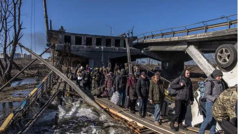 Embajadores rechazan la invasión de Putin, que causa miles de ucranianos desplazados. (Foto Prensa Libre: EFE)