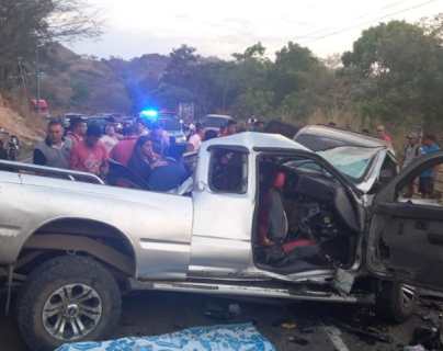 Muertos, gritos y heridos sobre la carretera: el saldo de fuerte choque entre dos vehículos en ruta a Concepción Las Minas