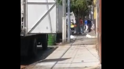 La PMT explicó que el piloto de un camión agredió al agente por haberle colocado cepo. (InfoGT-Noticias/Twitter)