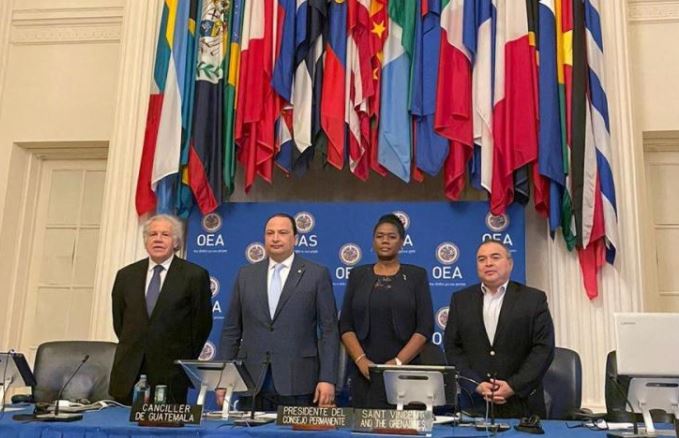 El secretario general de la OEA, Luis Almagro, -izquierda- y el canciller de Guatemala Mario Búcaro, al lado de este, en la reunión en Estados Unidos. (Foto Prensa Libre: Gobierno de Guatemala)