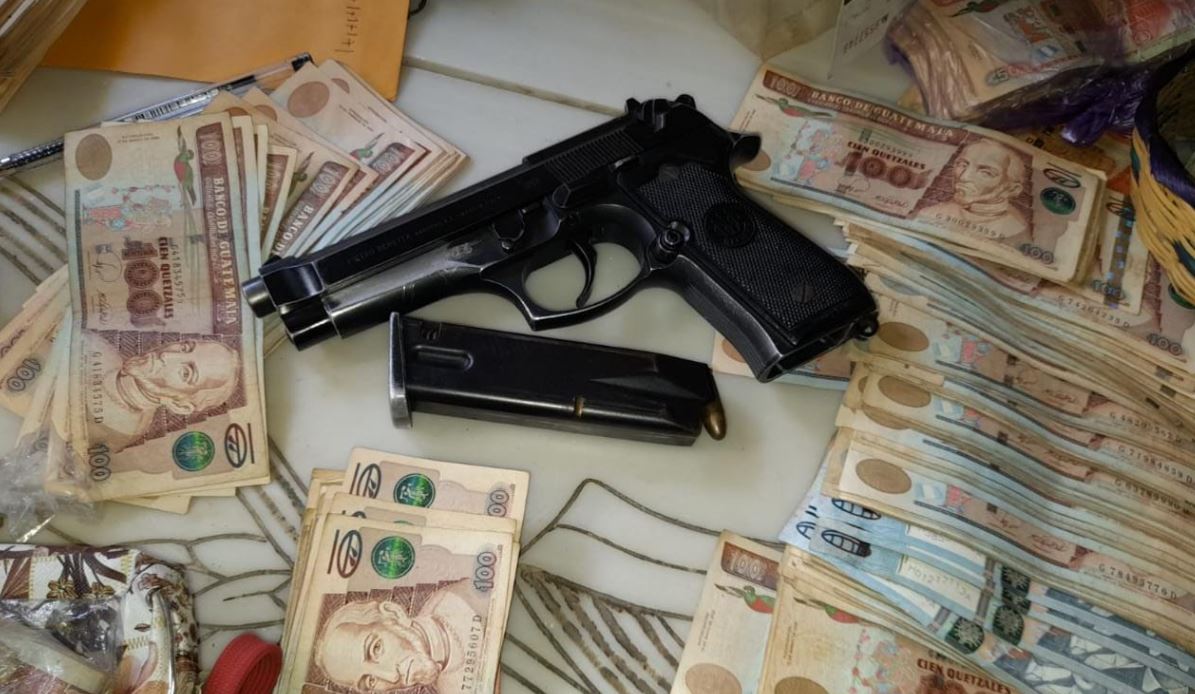 Arma, municiones y dinero en efectivo: lo que tenía una sexagenaria capturada en su vivienda durante allanamiento