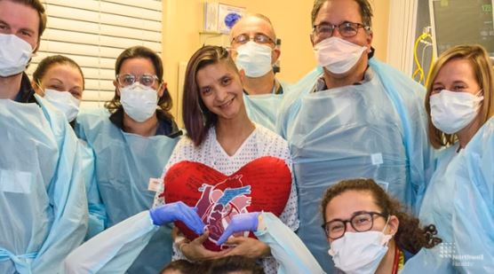 Lindsay celebra junto al equipo de médicos el éxito de la operación efectuada hace un mes. (Foto: https://www.northwell.edu/news)