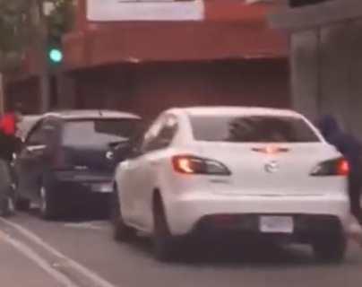 Asaltantes captados en video: Dos hombres y una mujer son grabados cuando robaban a conductores en la zona 1