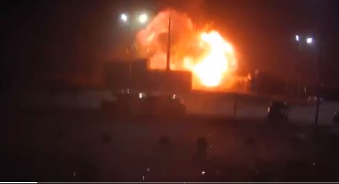 Cámara de un centro comercial capta bombardeo en Kiev, la capital ucraniana. (Independent/Twitter)