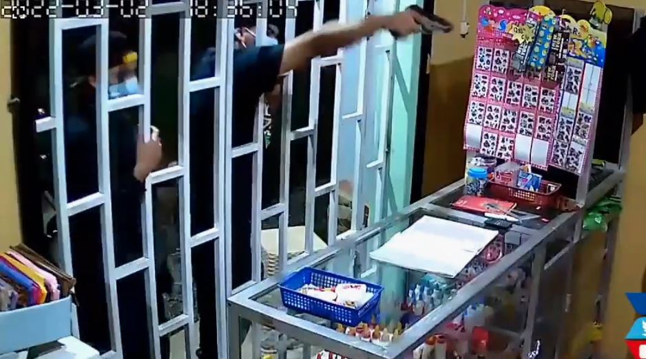 Momento en que los hombres intentan ingresar por la fuerza a una librería en Puerto Barrios. (Foto: Noticias del Atlántico/Facebook)