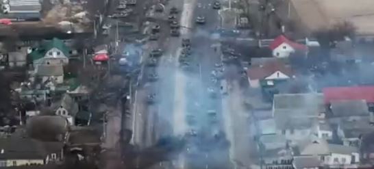Momento en que tanques rusos son bombardeados. (Foto: Twitter)