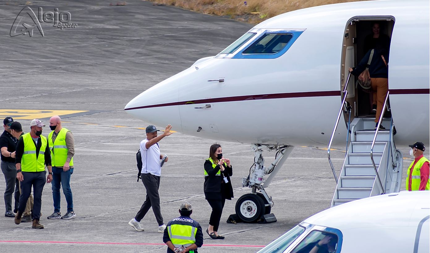 El actor Will Smith (playera blanca) se despide en el aeropuerto La Aurora. (Foto cortesía de Alejandro Monzón)