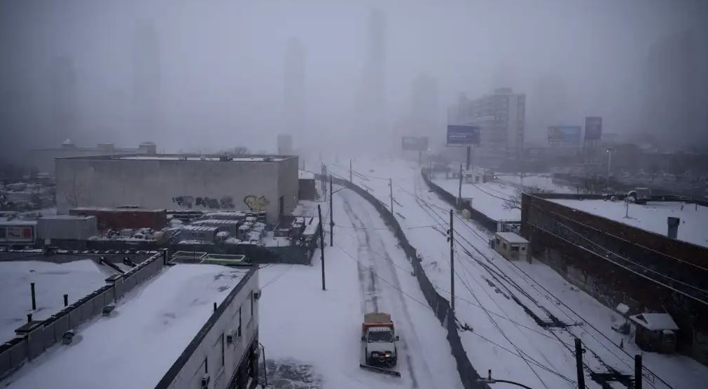 En algunas regiones de EE. UU. se esperan hasta 20 centímetros de nieve. (Foto referencial: Nieve en Brooklyn a finales de enero de 2022. (Foto: AFP)