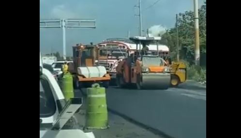 Piloto intenta pasar por la fuerza sobre vía recién asfaltada en Escuintla. (Captura: InfoGT Noticias/Twitter)