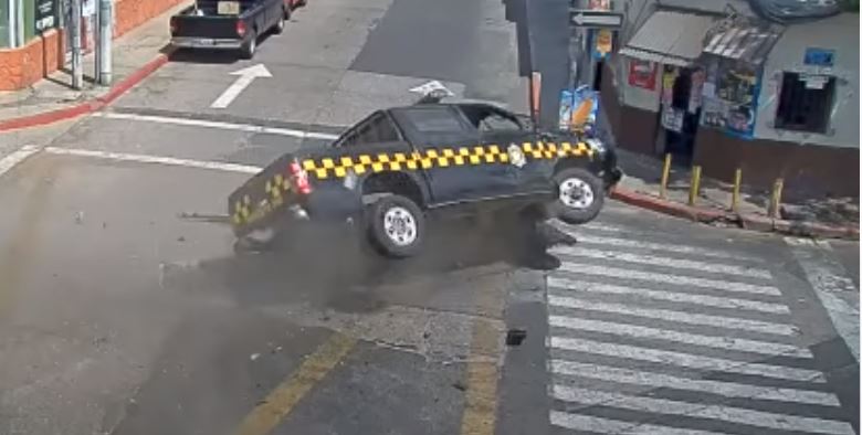 Momento en que vehículo policial pierde el control en una céntrica calle de la zona 1 capitalina. (Foto: captura de video/InfoGT/YouTube)