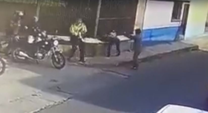 Video: captan momento en que un sicario mata a balazos a una mujer en la aldea El Pajón, Santa Catarina Pinula