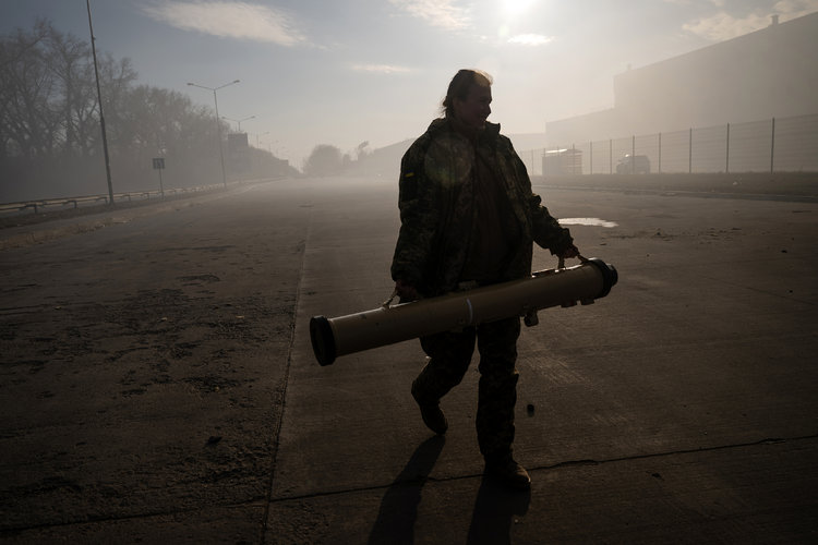 Tetiana Chornovol, tenienta y comandanta de una unidad de misiles antitanques, sostiene el tubo del misil para un sistema Skif, o Stugna-P, en las afueras de Kiev, el 14 de marzo de 2022. (Lynsey Addario/The New York Times).