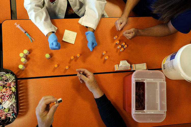 Las dosis de la vacuna infantil de Pfizer se preparan en Abuquerque el 10 de noviembre de 2022. (Foto Prensa Libre: Paul Ratje/The New York Times)