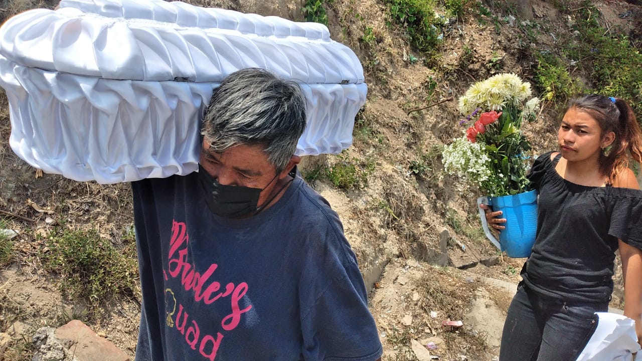 El pequeño Leonel fue velado en la casa donde crecía, en el asentamiento Óscar Berger, en un barranco entre las colonias Kennedy y Maya, en la zona 18 de la capital. (Foto Prensa Libre: Roberto López)
