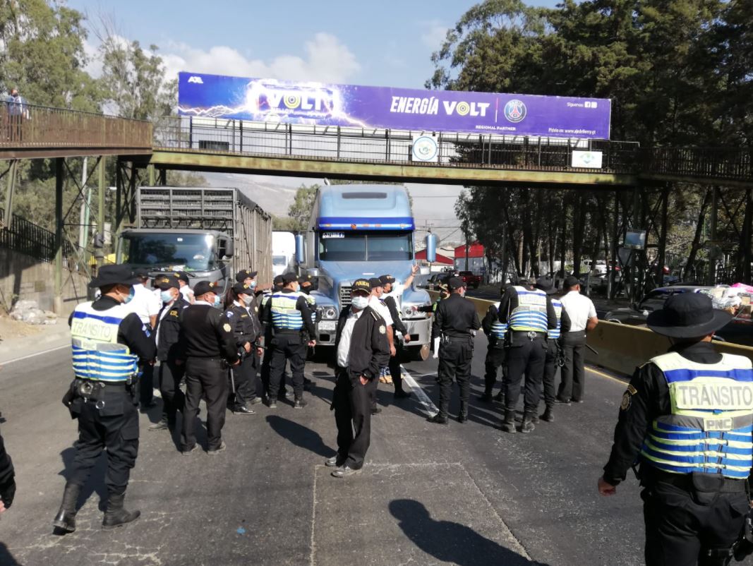 Integrantes de la Gremial de Pilotos del Transporte Pesado de Guatemala bloquearon durante unos instantes el km 21.5 de la ruta al Pacífico en rechazo al aumento del precio de los combustibles. (Foto Prensa Libre)