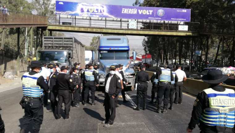 Integrantes de la Gremial de Pilotos del Transporte Pesado de Guatemala bloquearon durante unos instantes el km 21.5 de la ruta al Pacífico en rechazo al aumento del precio de los combustibles. (Foto Prensa Libre)