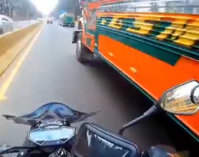 Casi lo atropella: Video muestra al piloto de bus que le cierra el paso a un motorista en la ruta al Pacífico