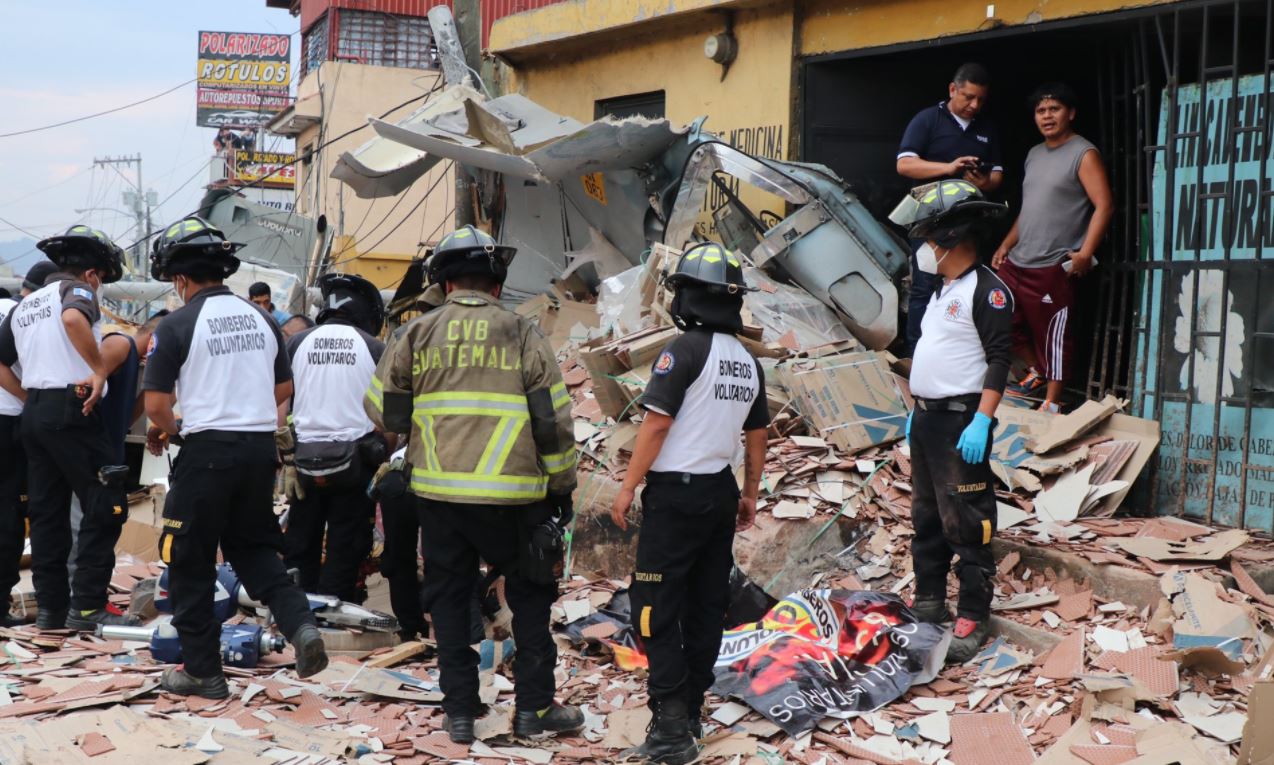 La cabina del camión que causó tres muertos al chocar contra vivienda quedó destruida. (Foto: Bomberos Voluntarios)