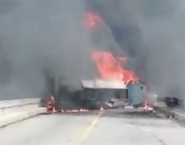 Camión choca contra puente y se incendia en Salamá, Baja Verapaz. (Foto Prensa Libre: Captura de video)