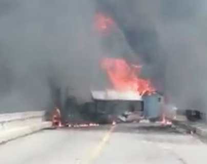 Videos: Cisterna con combustible se incendia en km 134 de la ruta hacia Las Verapaces y produce explosiones