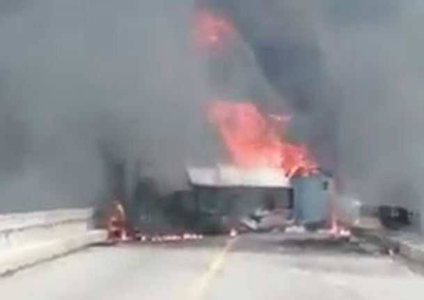 Camión choca contra puente y se incendia en Salamá, Baja Verapaz. (Foto Prensa Libre: Captura de video)