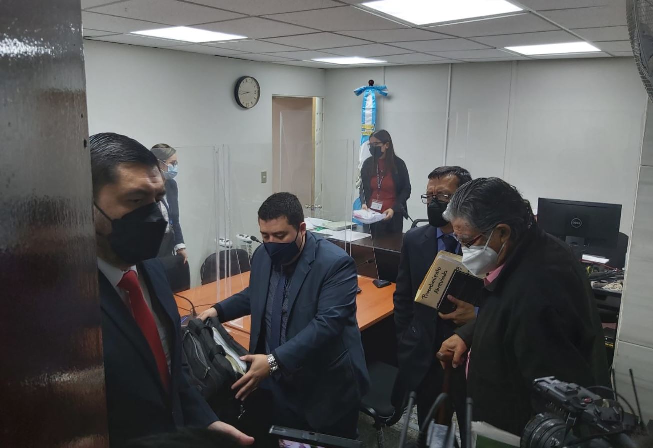 José Miguel Quintanilla y Roberto Cáceres Estrada fueron condenados a 3 años de prisión por el delito de falsedad ideológica con agravación electoral en el Caso Política y Falsedad. (Foto Prensa Libre: Edwin Pitán)