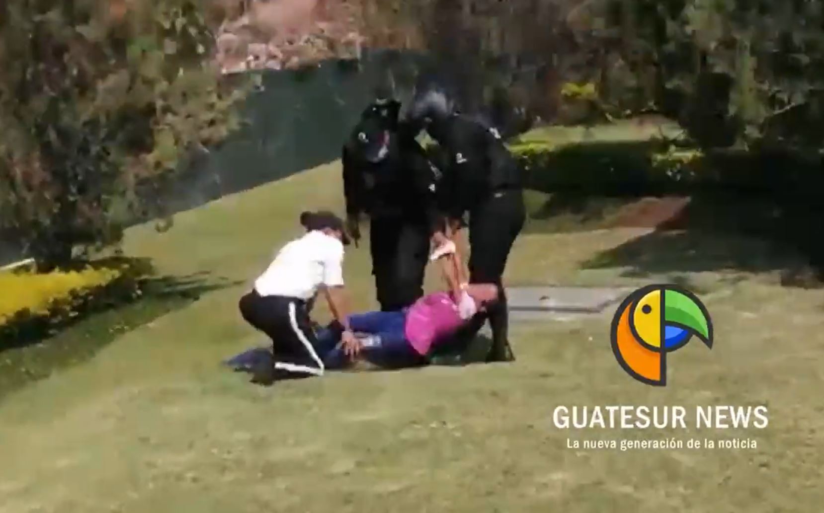 Captura de video del momento en que dos menores de edad son agredidos por guardias de seguridad privada de Ciudad Cayalá. (Foto Prensa Libre: @GuatesurNews)