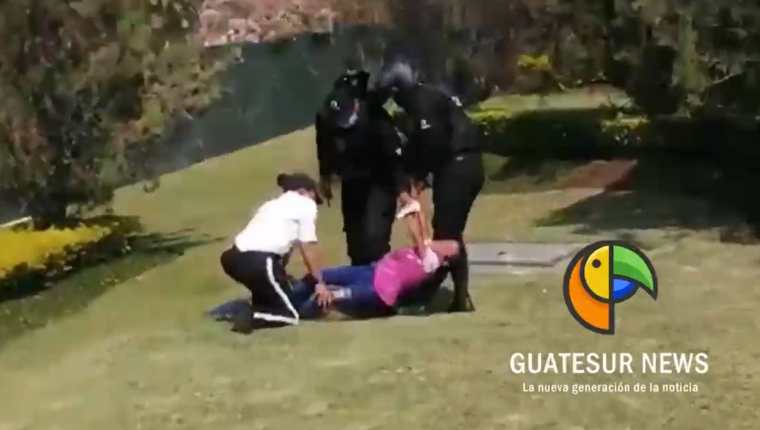 Captura de video del momento en que dos menores de edad son agredidos por guardias de seguridad privada de Ciudad Cayalá. (Foto Prensa Libre: @GuatesurNews)