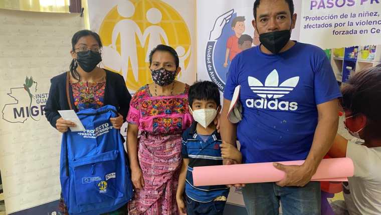 Parientes de migrantes que perdieron la vida en un accidente de tránsito en Chiapas, México, reciben ayuda Humanitaria por parte de IGM y Plan International Guatemala.  (Foto Prensa Libre: IGM)