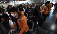 Los jugadores de Comunicaciones al momento de ingresar al Aeropuerto Internacional La Aurora. (Foto Prensa Libre: Carlos Hernández)
