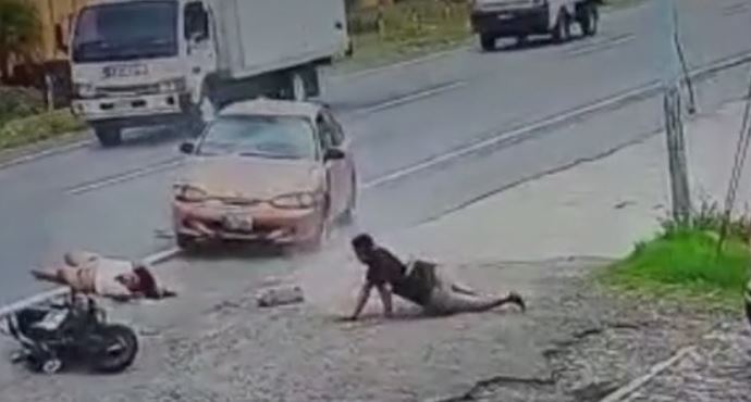 Video: el momento en que un vehículo rebasa contra la vía y embiste a una pareja de esposos