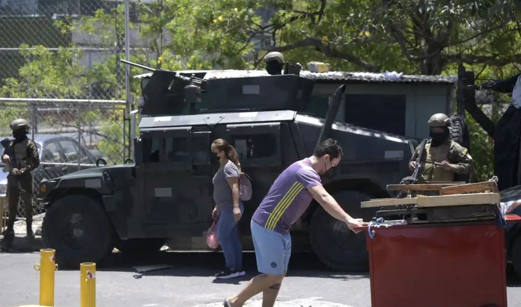 Bukele militarizó las calles de El Salvador desde el domingo. (Foto Prensa Libre: AFP)